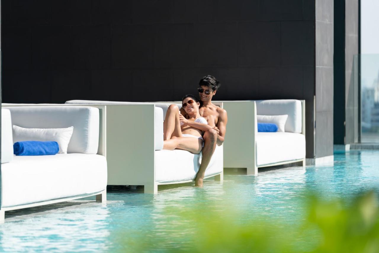 Ascott Thonglor Bangkok Banguecoque Exterior foto The swimming pool at the hotel