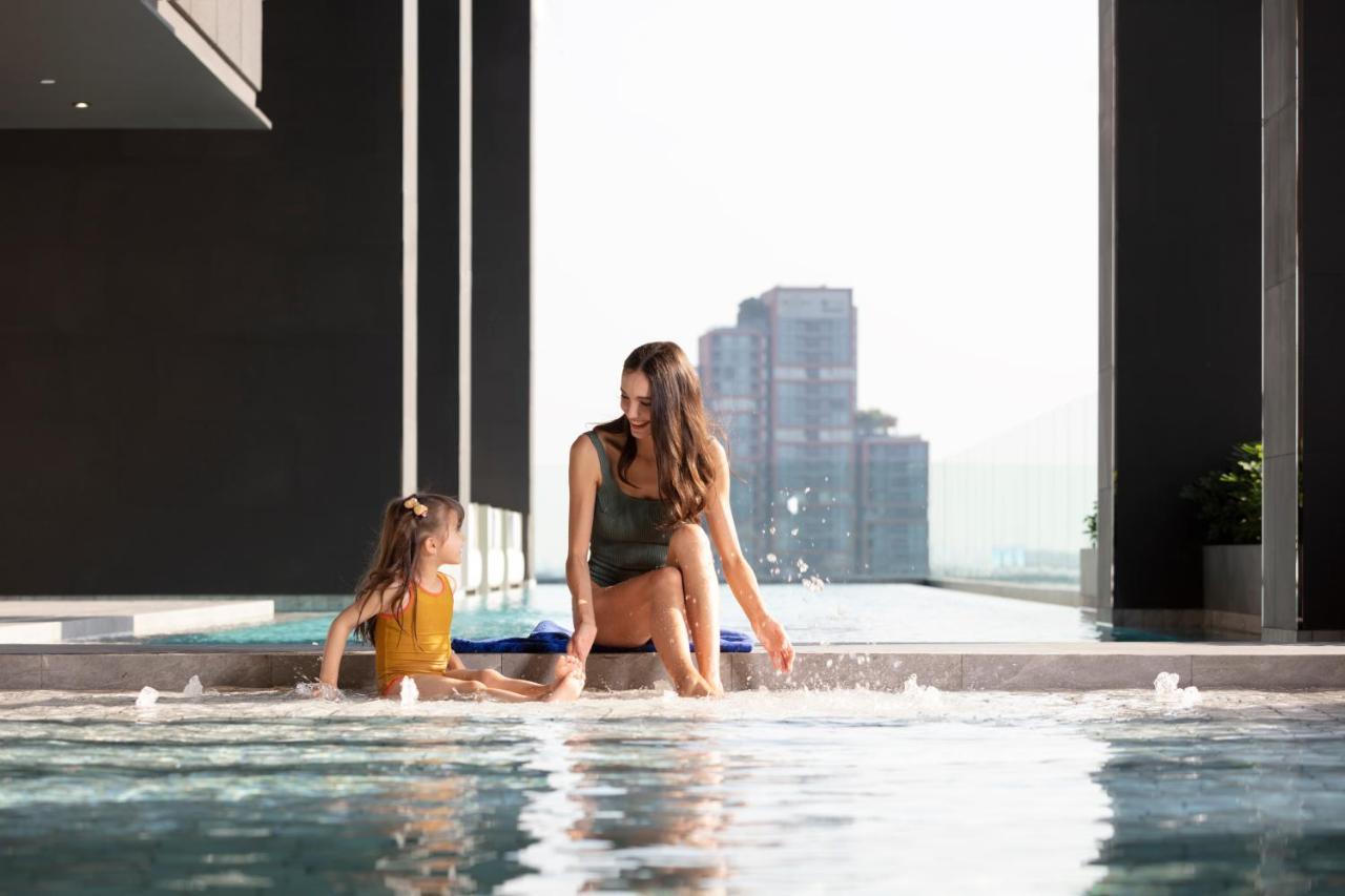 Ascott Thonglor Bangkok Banguecoque Exterior foto The swimming pool at the 1018