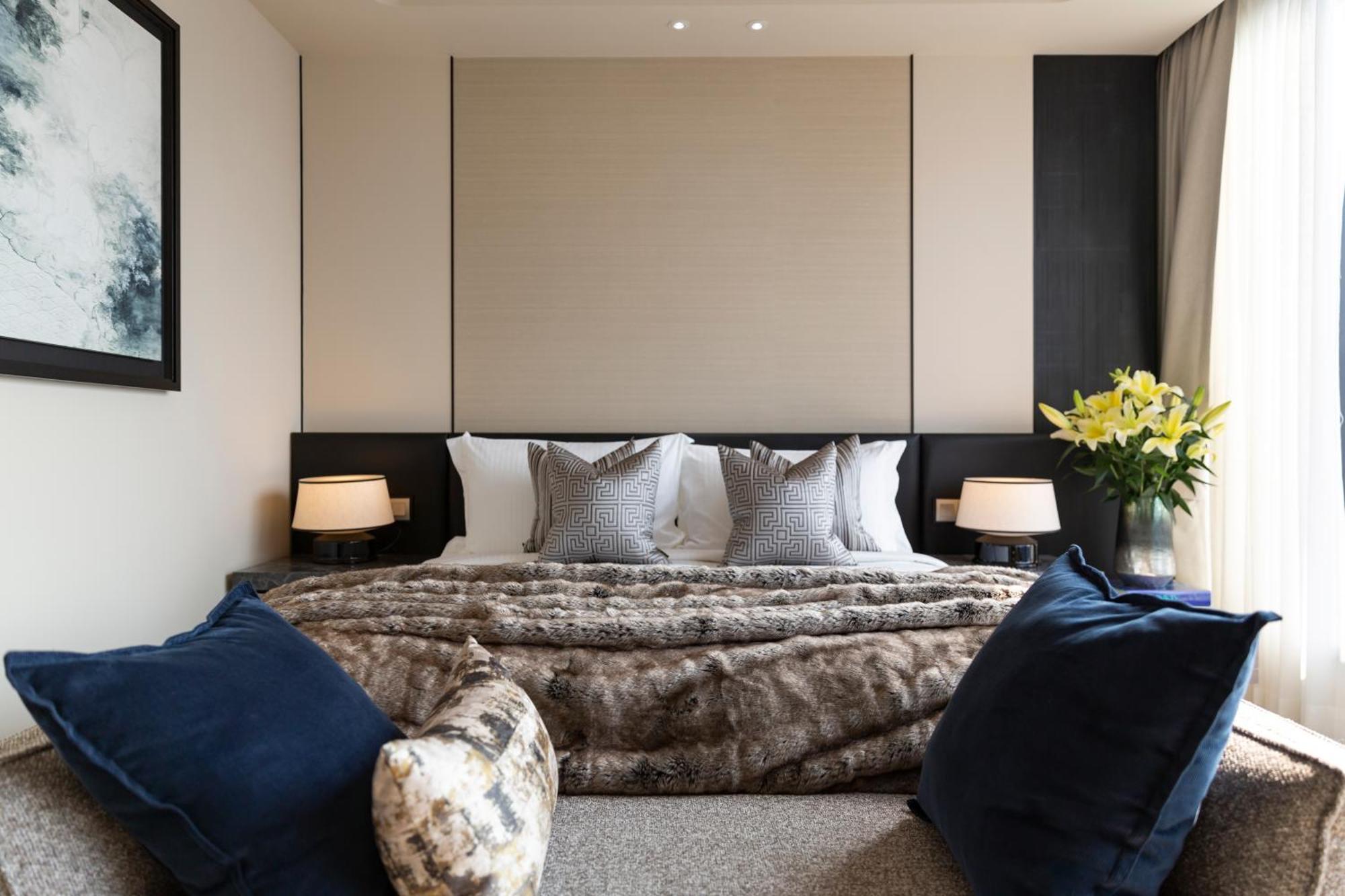 Ascott Thonglor Bangkok Banguecoque Exterior foto A bedroom at The Dorchester