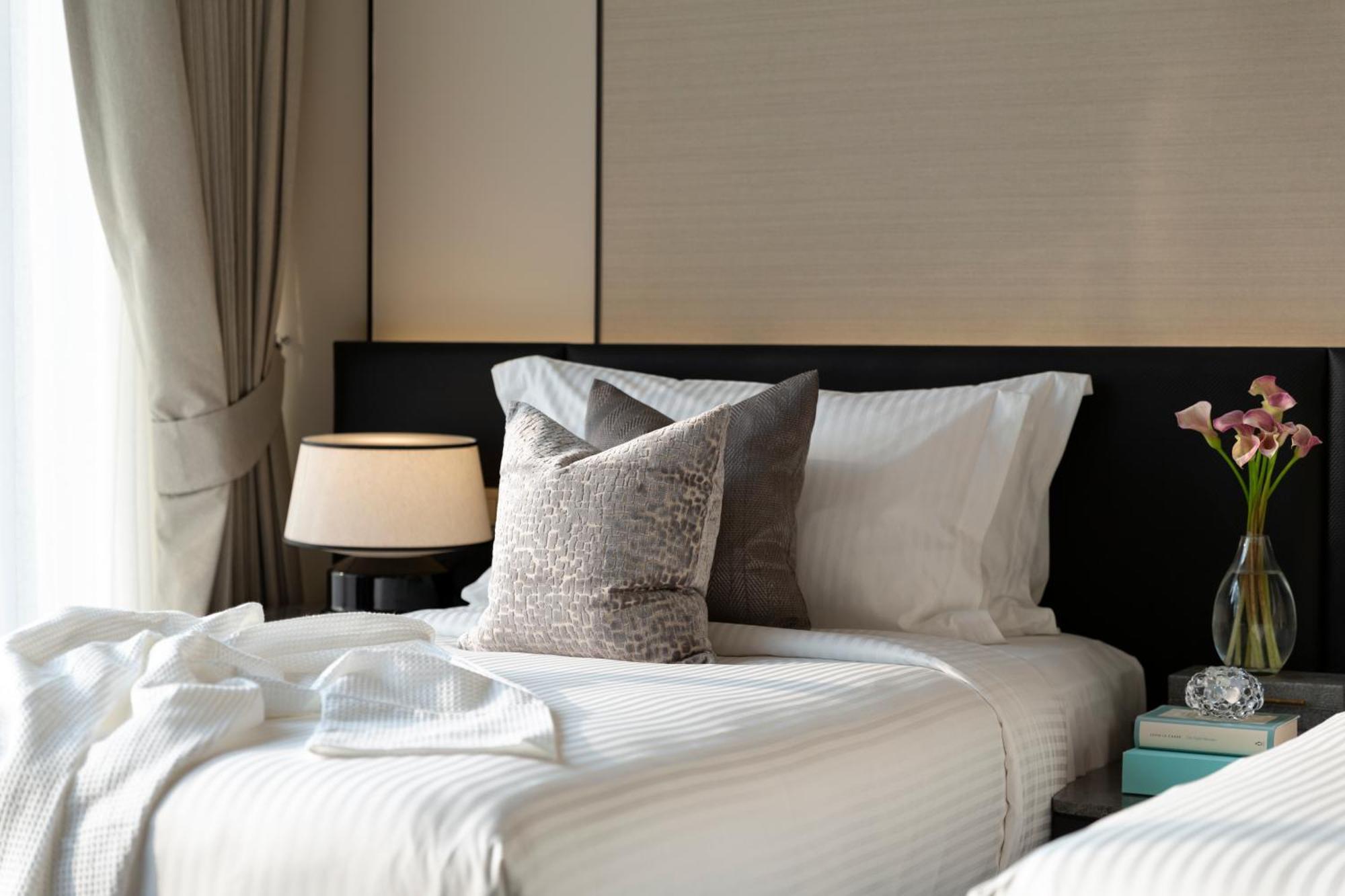 Ascott Thonglor Bangkok Banguecoque Exterior foto A bed with a throw pillow