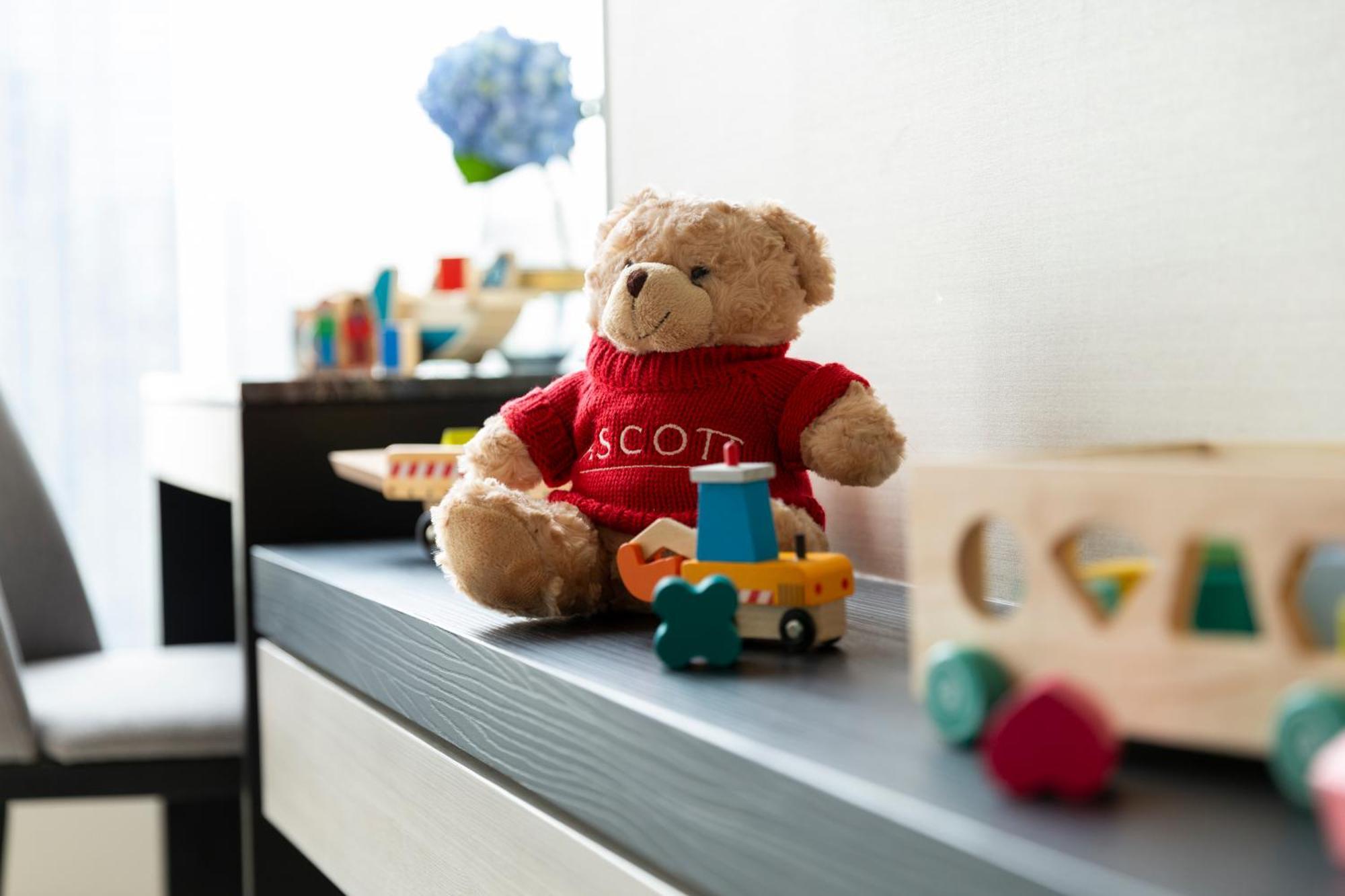 Ascott Thonglor Bangkok Banguecoque Exterior foto A teddy bear with a red shirt