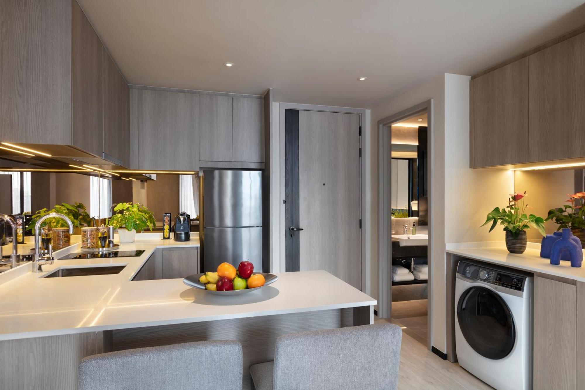 Ascott Thonglor Bangkok Banguecoque Exterior foto A kitchen in a serviced apartment in Hong Kong