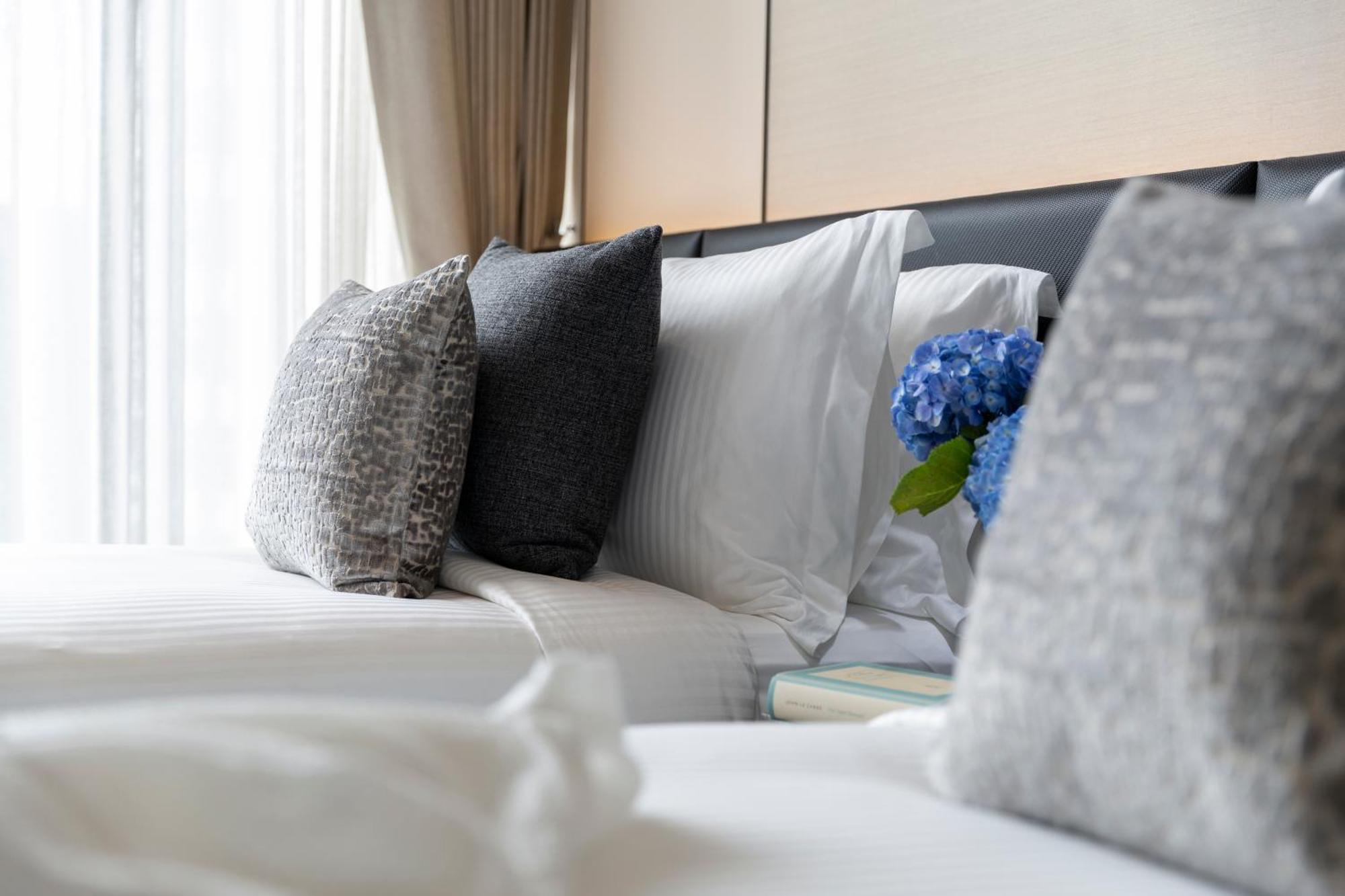 Ascott Thonglor Bangkok Banguecoque Exterior foto A bed with pillows